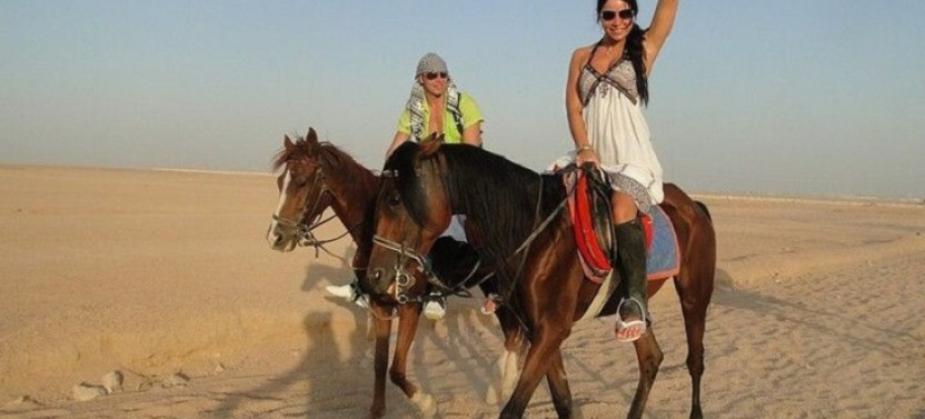 1 Hour Horse Riding Tour in the Wonderful Desert - Hurghada