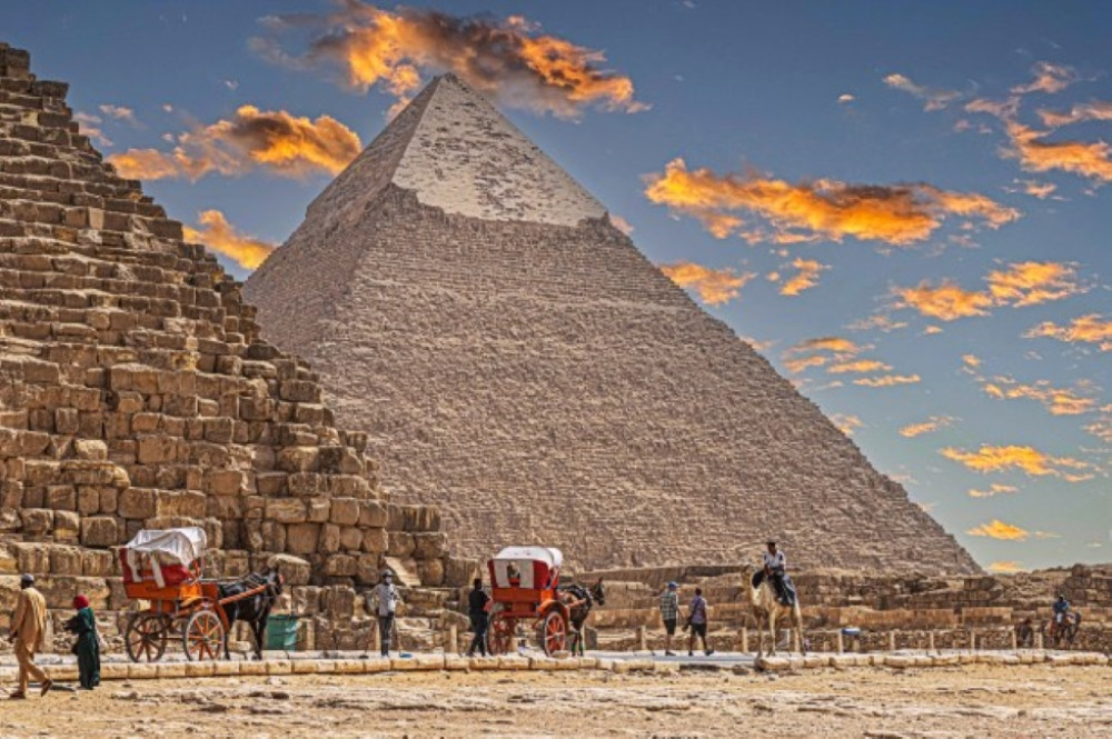 Cairo Tour by Bus: Pyramids, Sphinx & Museum with Lunch - Hurghada