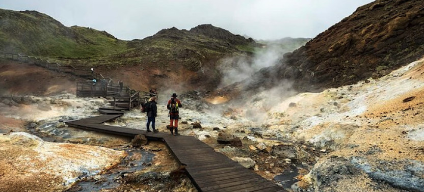Volcanic Wonders: Grindavík, Reykjanes Lava Fields & Hot Springs