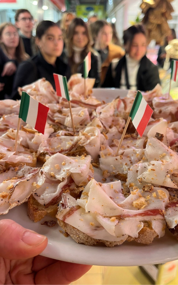 Local Food Market Tour in Rome