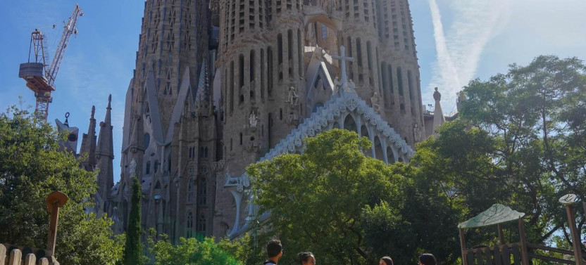 Fast Track: Park Güell & Sagrada Familia Guided Tour with Tower Access