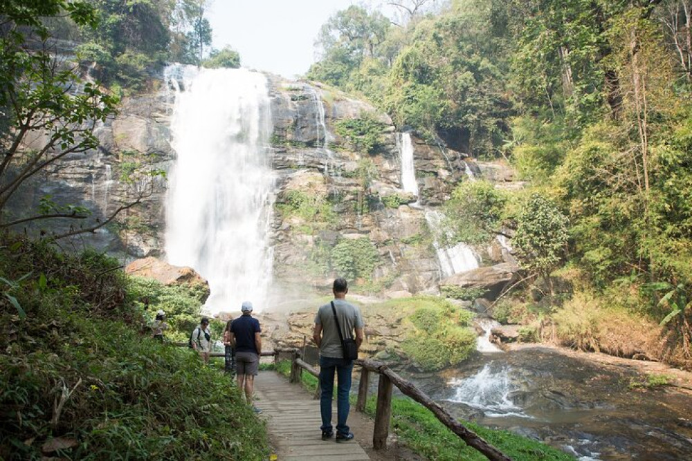 Doi Inthanon National Park Day Tour with Pagodas, Hill Tribe & Waterfall