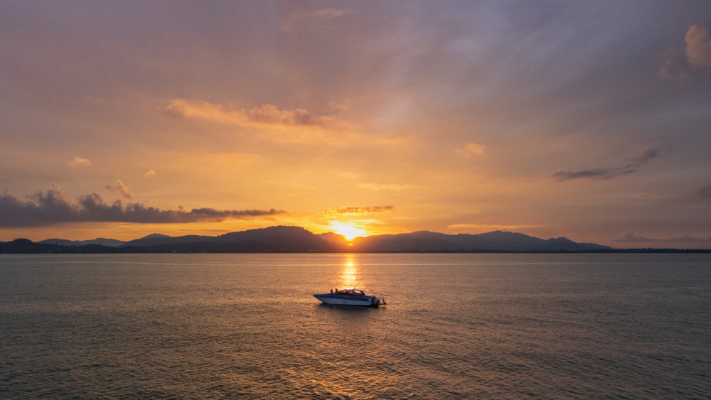 Luxury Small Group Sunset Tour: Phi Phi Island Shark Spotting 