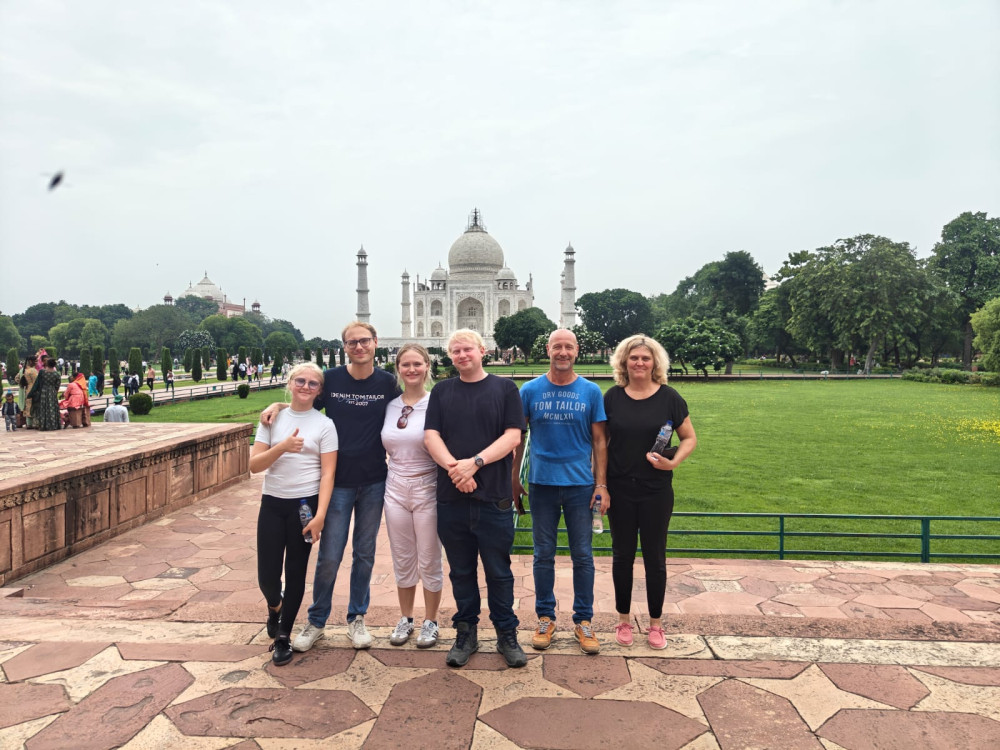 From Delhi: Taj Mahal & Agra Tour by Gatimaan Express Train