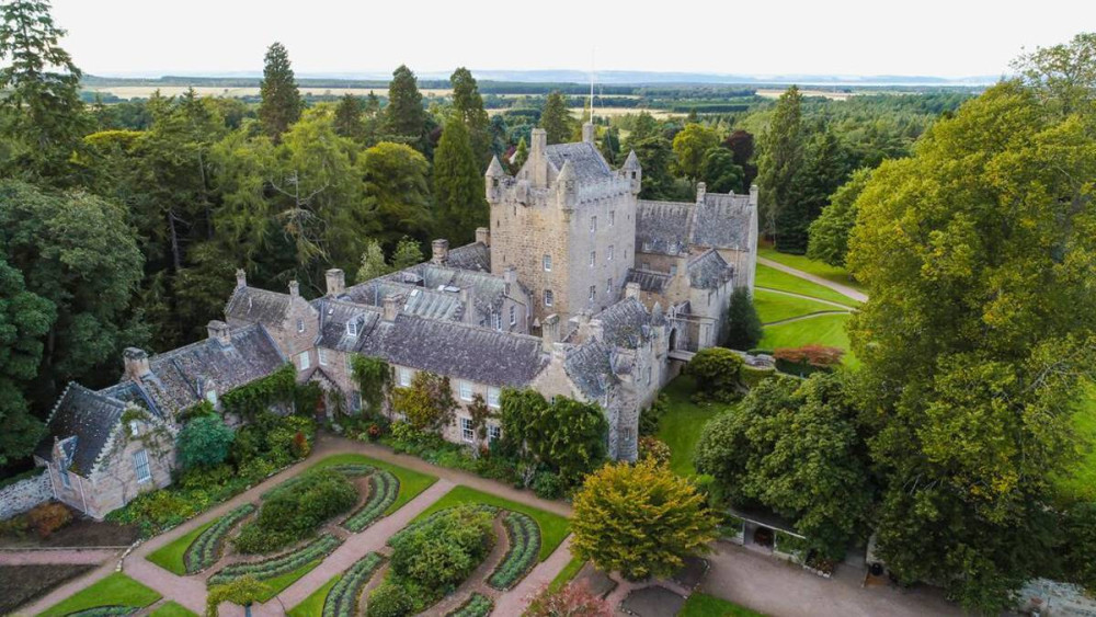 Cawdor Castle & Cairngorms Natl. Park with Castle Entry (16-seater coach)