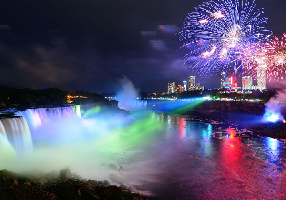 Group Tour: Niagara Falls Evening Lights Tour