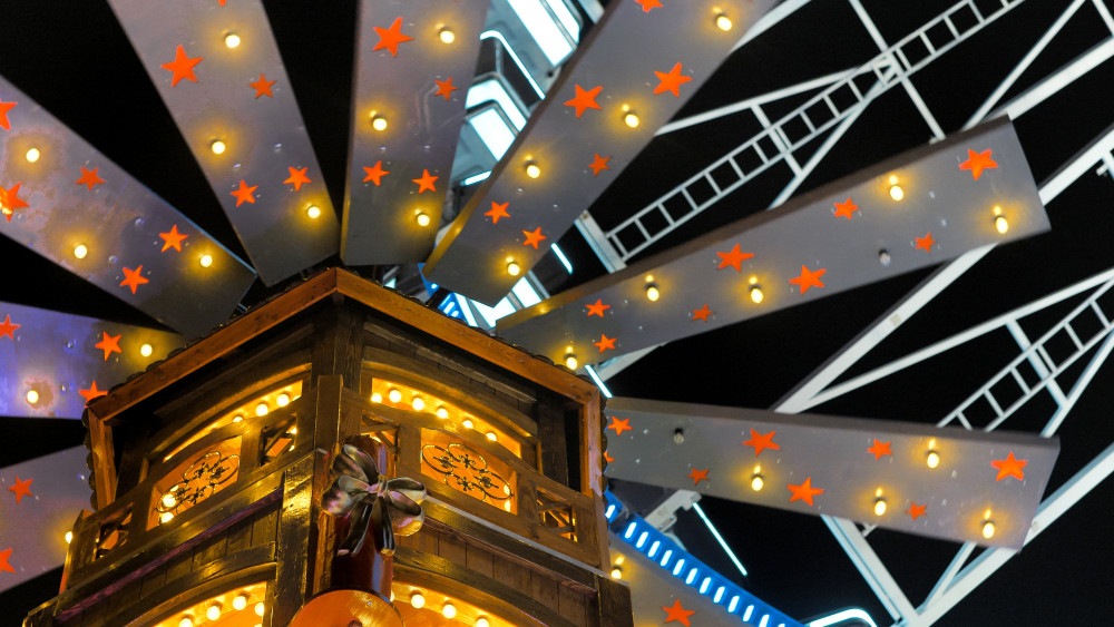 Private Family Tour: Paris Christmas Lights & Markets