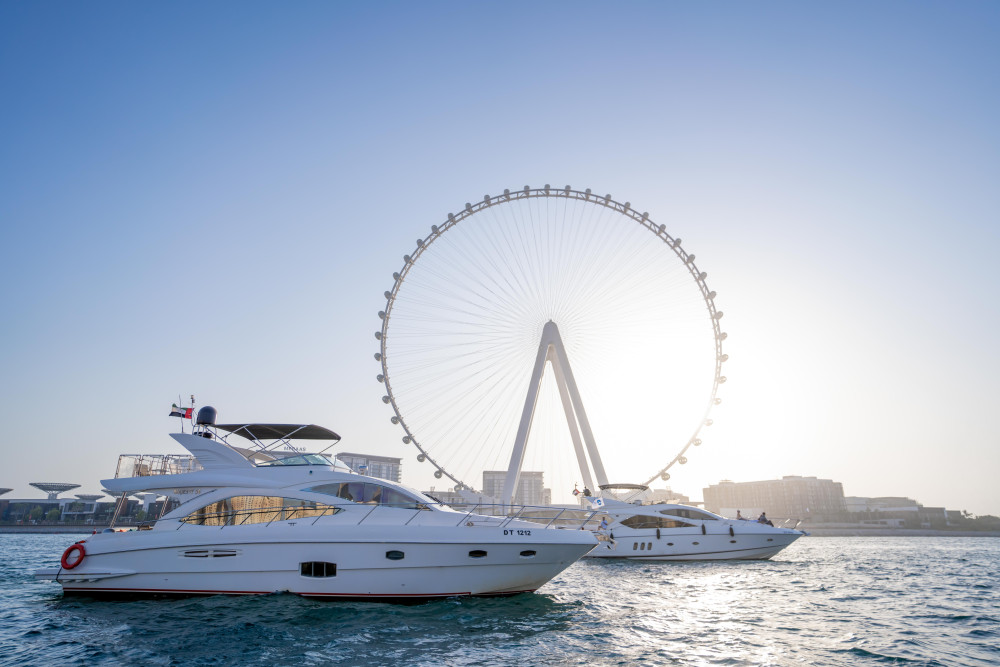 Luxury Dubai Yacht Tour w/ Food & Drink: Morning, Afternoon or Sunset