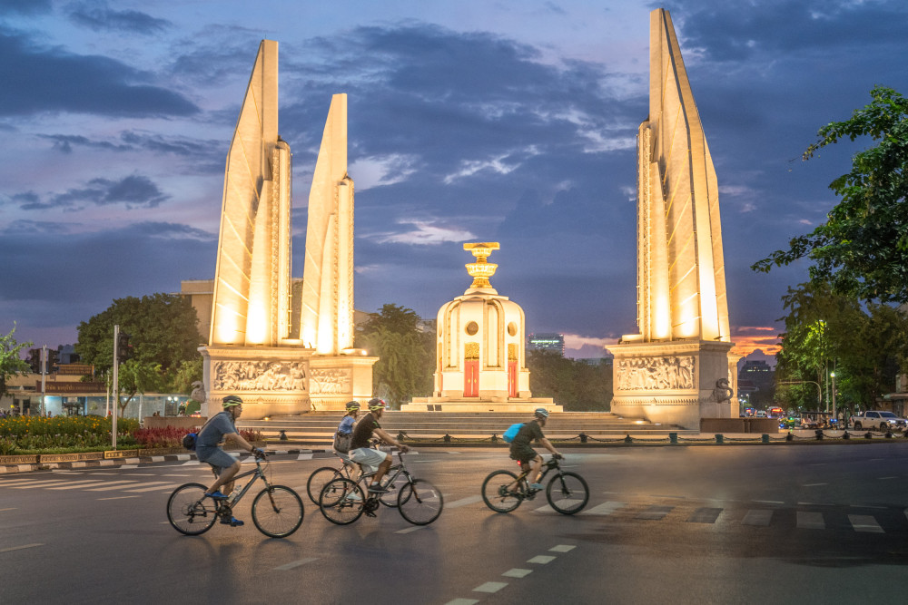Bangkok: Private Night Bike Tour with Temples and Flower Market