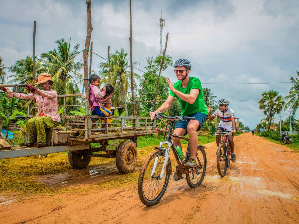Siem Reap: Private Countryside bike tour with English Speaking Tour Guide