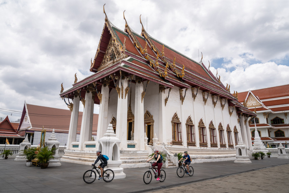 Bangkok: Private Bike Historic old City, Temples and Local Market