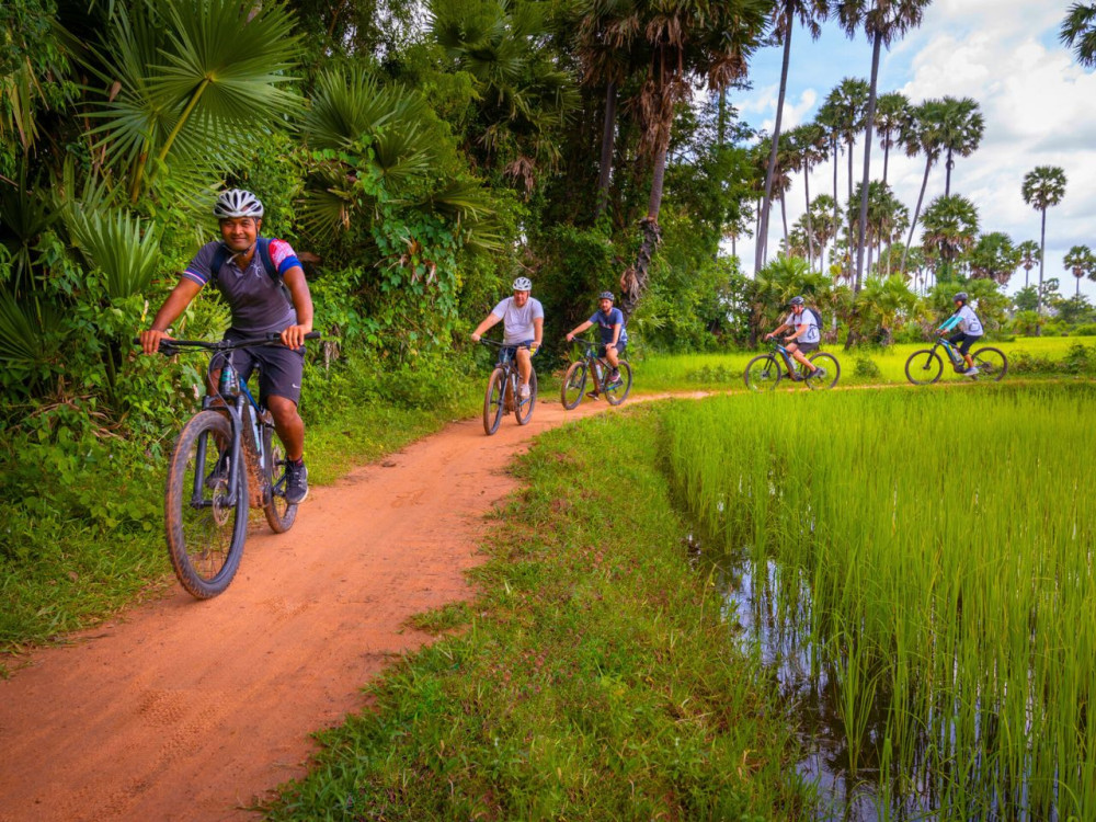 Siem Reap: Countryside Bike Tour with Local Experience