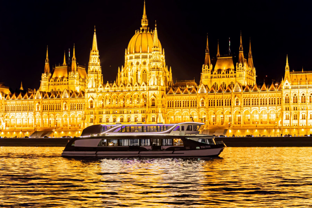 Budapest: Valentine’s Day Dinner Cruise with Piano Show