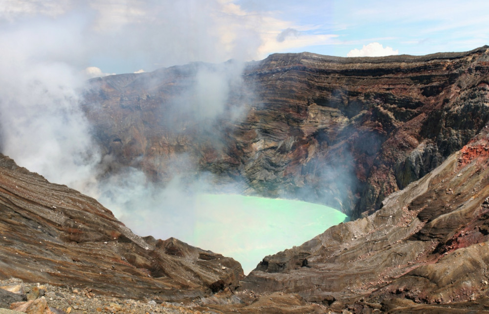 Kyushu Tour: Southern Aso Railway,Kumamoto Castle, Mt Aso Volcano,Grassland