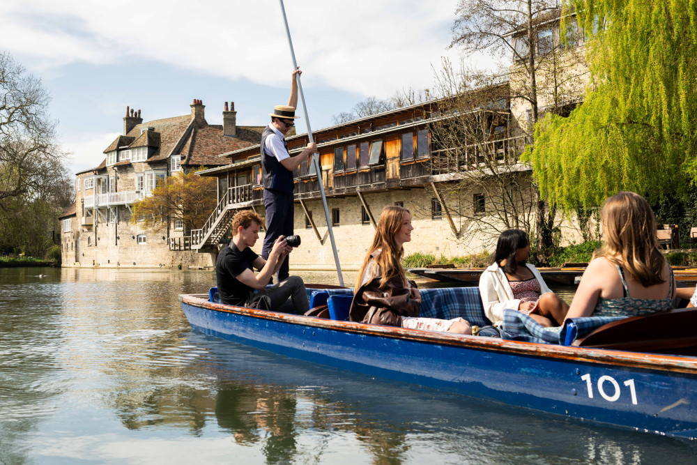 Private Spanish Cambridge Tour & Punting w/opt King's Chapel