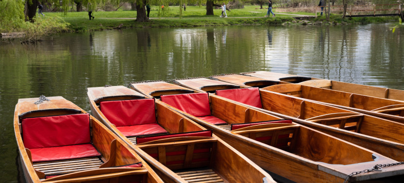 Shared Spanish Cambridge Tour & Punting w/opt King's Chapel
