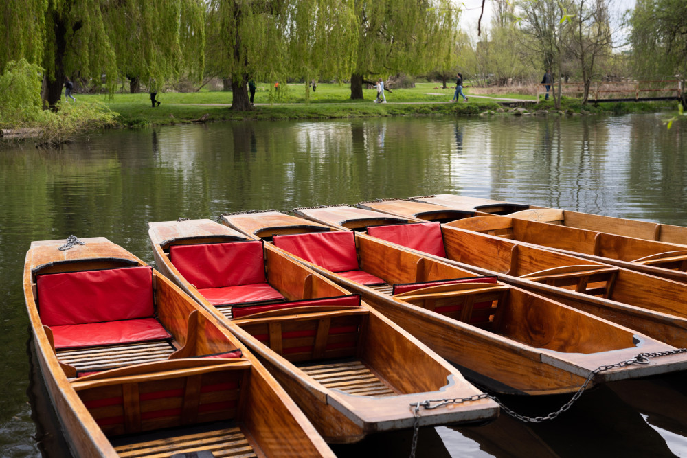 Shared Spanish Cambridge Tour & Punting w/opt King's Chapel
