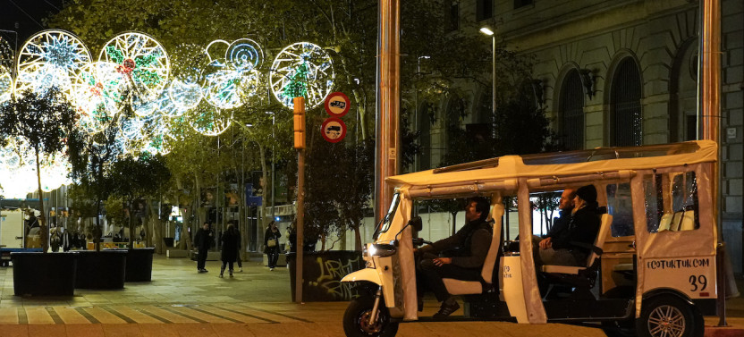 Barcelona Christmas Lights Tour in Private Eco Tuk Tuk, photo 2 of 11