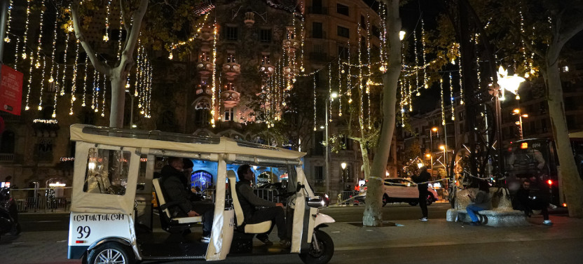 Barcelona Christmas Lights Tour in Private Eco Tuk Tuk, photo 3 of 11