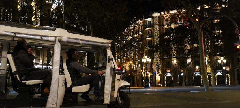 Barcelona Christmas Lights Tour in Private Eco Tuk Tuk, photo 4 of 11