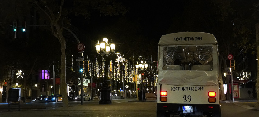 Barcelona Christmas Lights Tour in Private Eco Tuk Tuk, photo 5 of 11