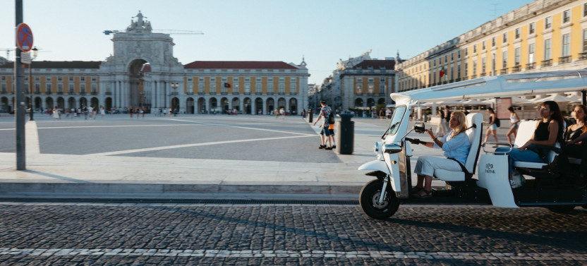 Express Tour of Lisbon in Private Eco Tuk Tuk