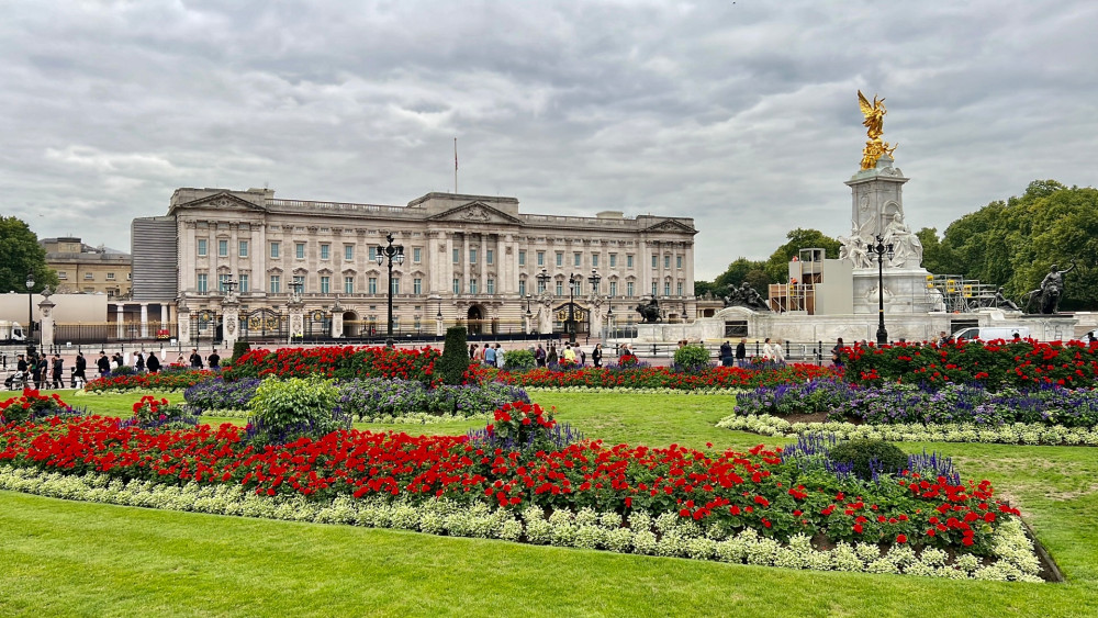 Small Group Buckingham Palace Visit & Changing of the Guard