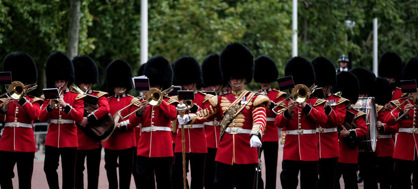 Small Group Buckingham Palace Visit & Changing of the Guard