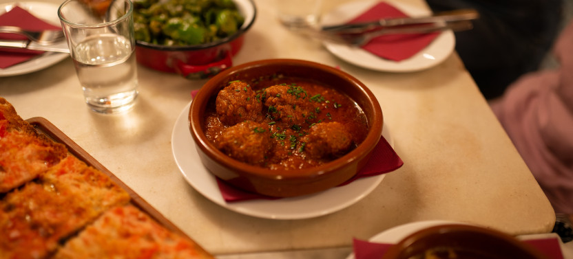 Barcelona Gothic Quarter VIP Tapas & Wine Tour
