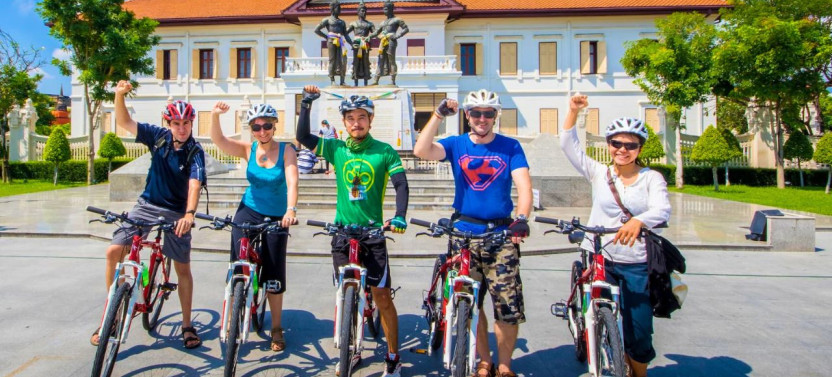 Chiang Mai: Private Historic Old City Bike Tour - Night