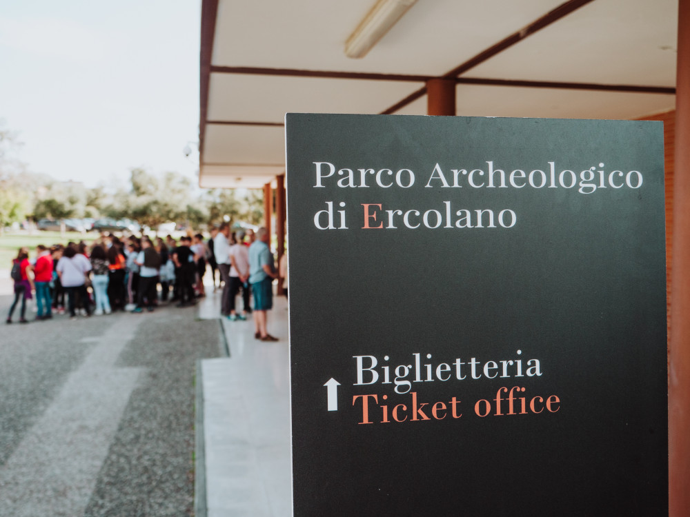 Transfer from Amalfi Coast to Naples with Tour in Herculaneum