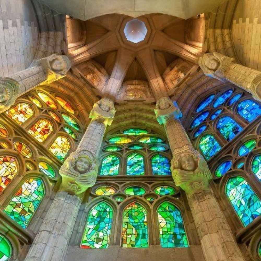 Skip-The-Line La Sagrada Familia Tour with a Comedian!