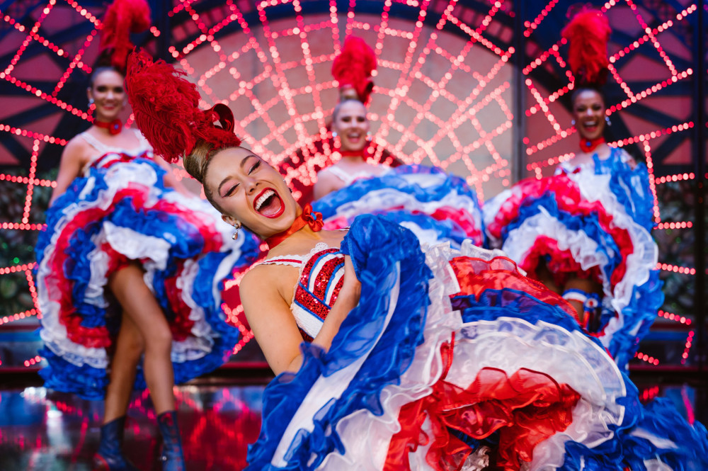 Dinner & Moulin Rouge Show: 3-courses menu with 1/2 bottle of champagne
