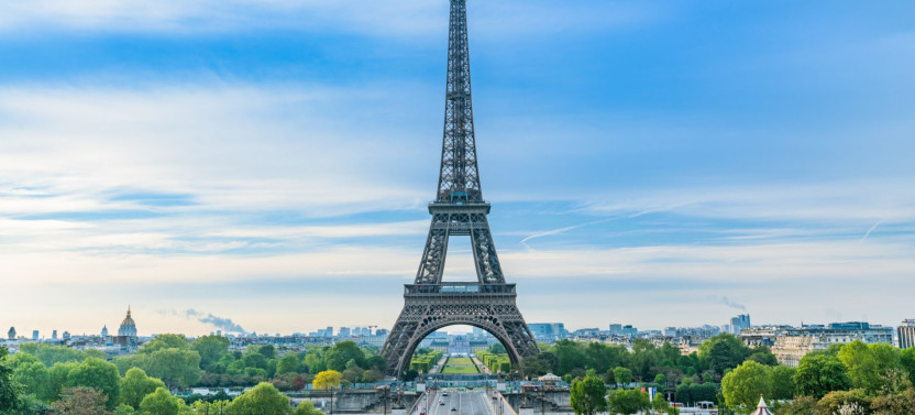 Paris by Rail: Sightseeing Bus & Eiffel Tower with Champagne Lunch