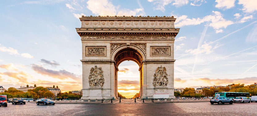 Paris by Rail: Sightseeing Bus & Eiffel Tower with Champagne Lunch