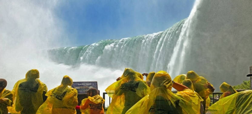 Niagara Falls Feel the Mist Small Group Walking Tour