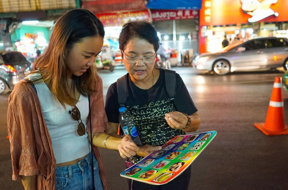 Small Group Bangkok Night Foodie Tour in Chinatown with Over 15 Tastings
