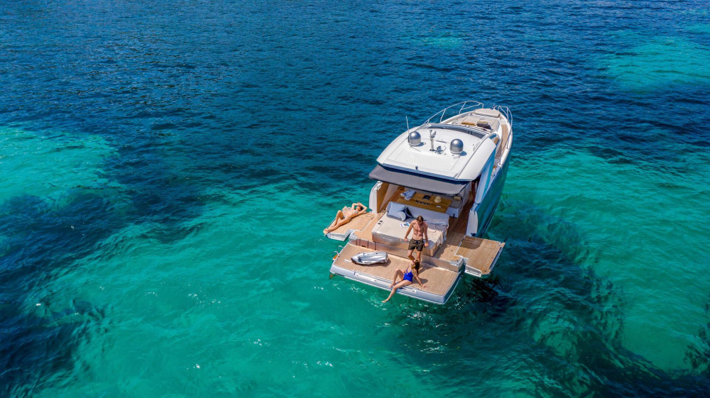 DB43 – Private Yacht Charter – Sunset