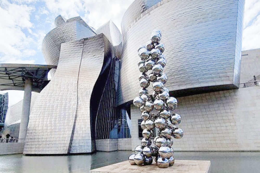 Guided tour of the Guggenheim Museum in Spanish