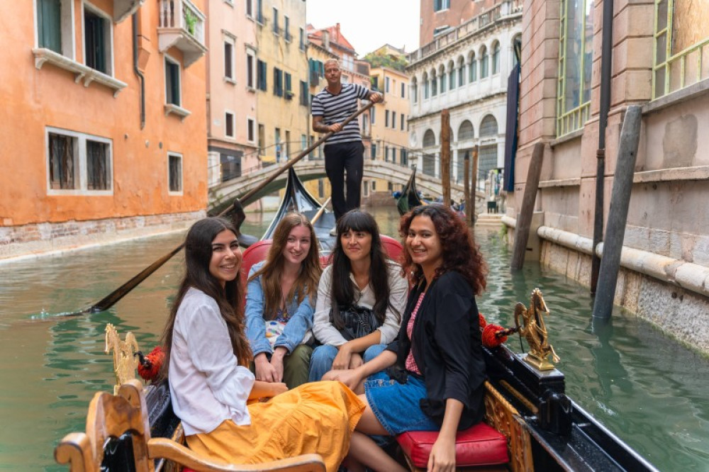 30-Minute Shared Gondola Ride Through Venice
