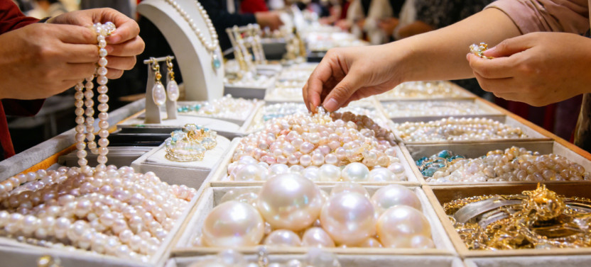 Private Tour to Pearl Market Acrobatic Show & Peking Duck Dinner