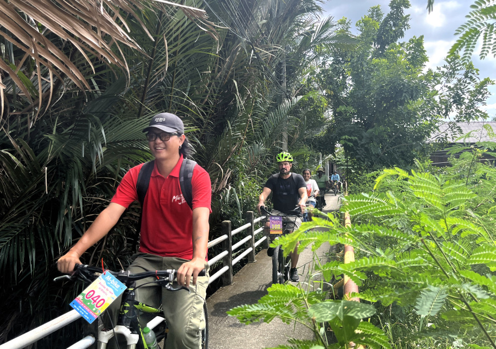 Small Group: Bangkok Nature & Local Village Bike Tour