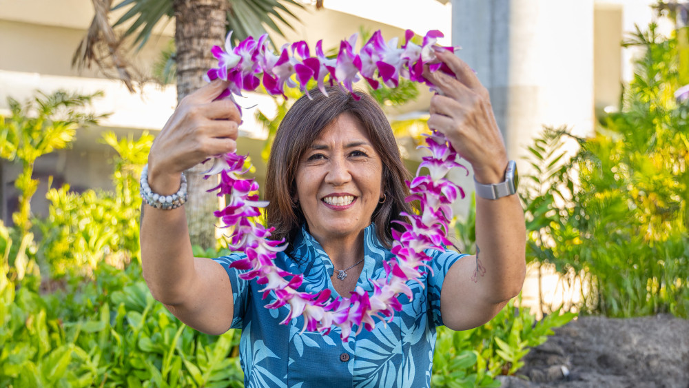 Honolulu Oahu Airport - Classic Lei Greeting