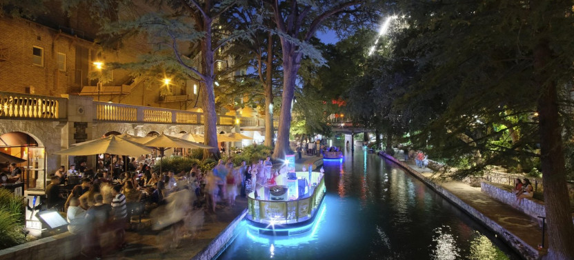 Scenic San Antonio Night Tour with Dinner