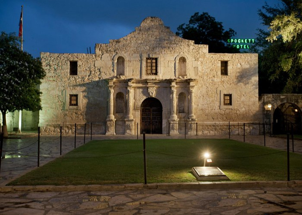 Scenic San Antonio Night Tour with Dinner