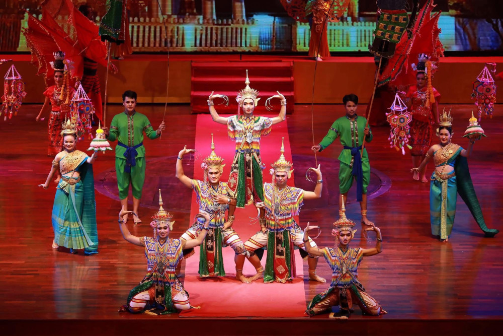Private Tour To Nongnooch Botanic Garden & Thai Epic Show