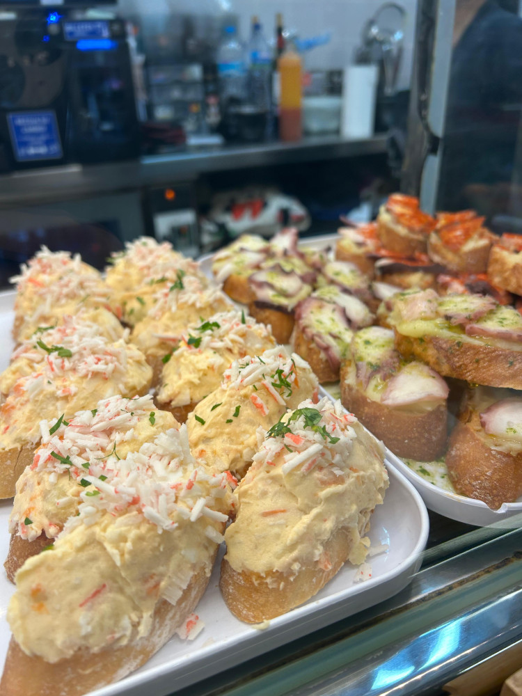 Palma de Mallorca Food Tour with Tapas & Drinks with a Local