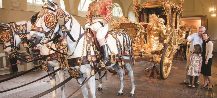 Changing of the Guard Guide Tour with King's Gallery & Option Royal Mews