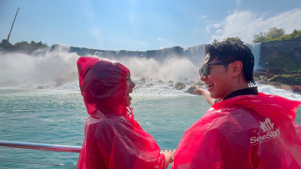 Niagara Falls Canada Walking Tour with Boat Cruise - USA Departure