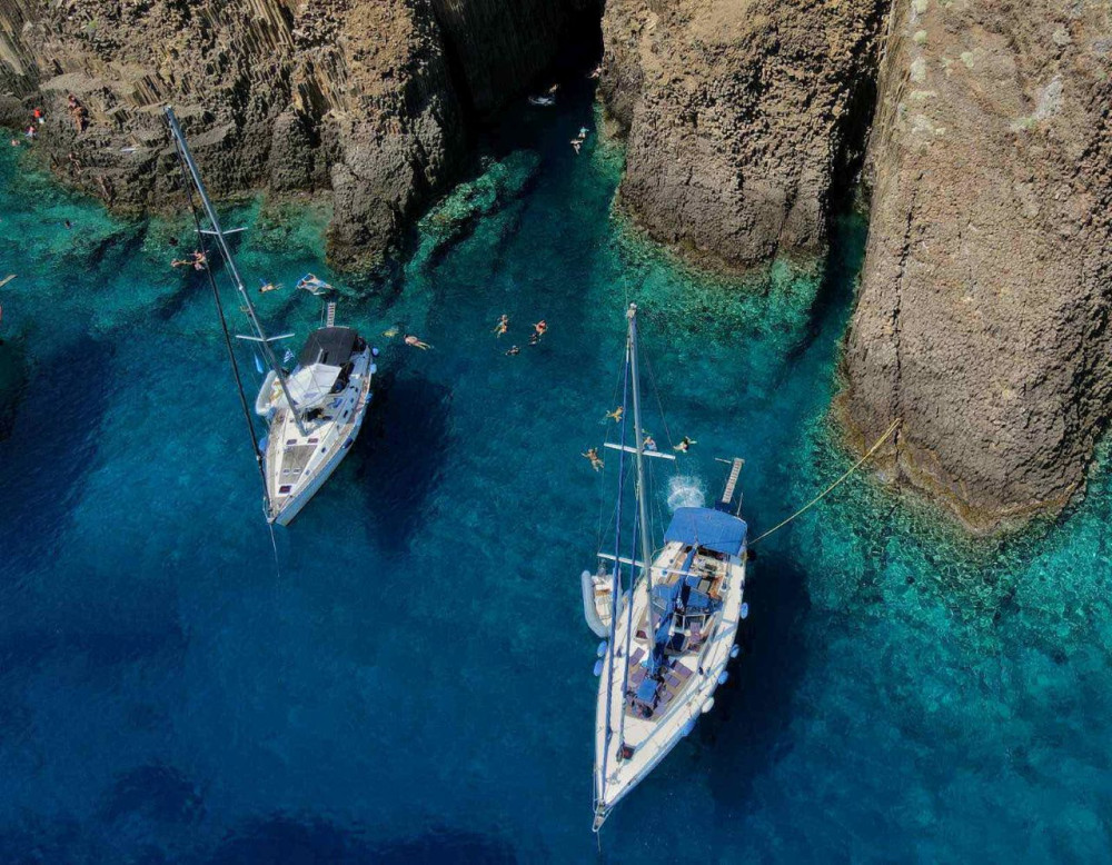 Adamas- West Milos - Kleftiko | Full Day Semi-Private Cruise